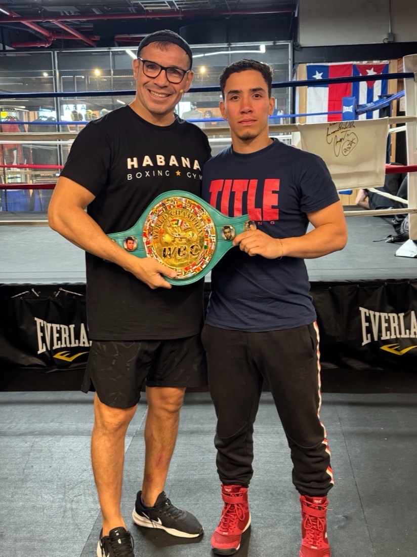 Josnier Azuaje junto al excampeon del mundo Sergio Maravilla Martinez en un seminario en Santiago de Chile en 2024, sosteniendo ambos el cinturon del CMB de Martinez