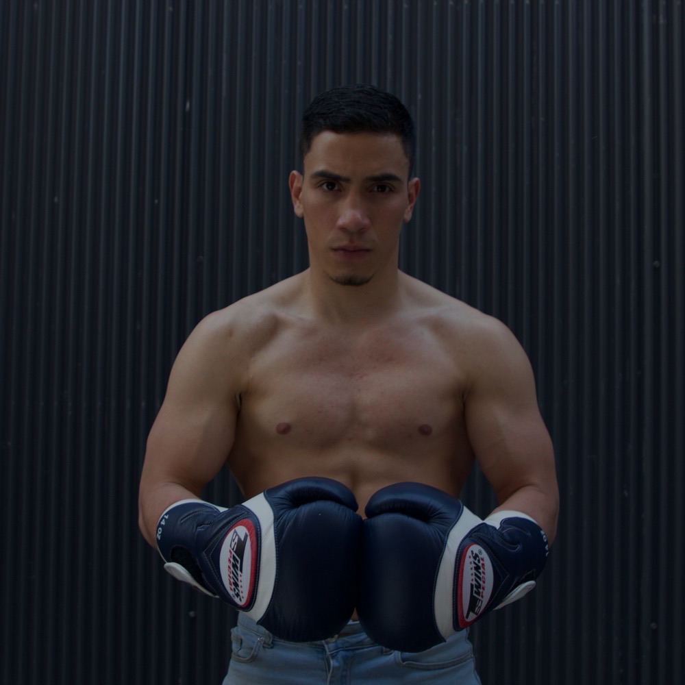 Retrato de Josnier Azuaje con guantes de boxeo